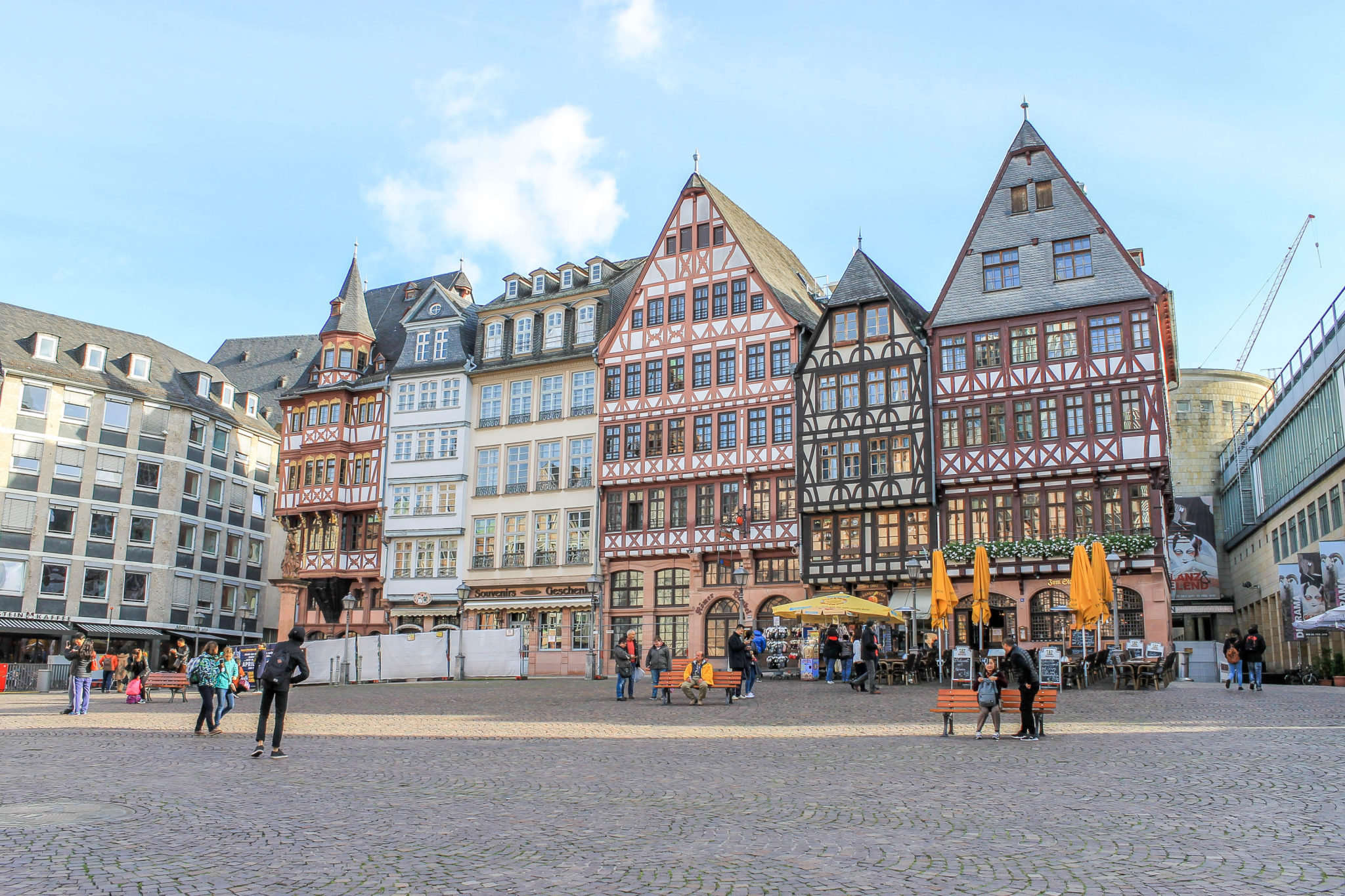 Wondering how to spend your layover in Frankfurt ? Check out this layover guide to see what to do with your limited time with a focus on the Altstadt #Frankfurt #LayoverGuide #Germany