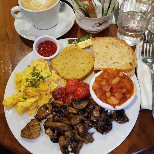 A vegetarian Irish breakfast served at Queen of Tarts in Dublin including vegan baked bean side and fried mushrooms. 